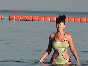 Dilettante Spiaggia Bikini Brunetta MILF All'aperto Pubblico Bagnato