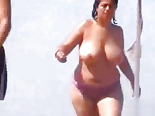 Amateur Strand Big tits Brüste große Frau Reifen