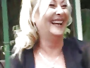 schoonheid blond hardcore mamma volwassen buitenshuis publiek